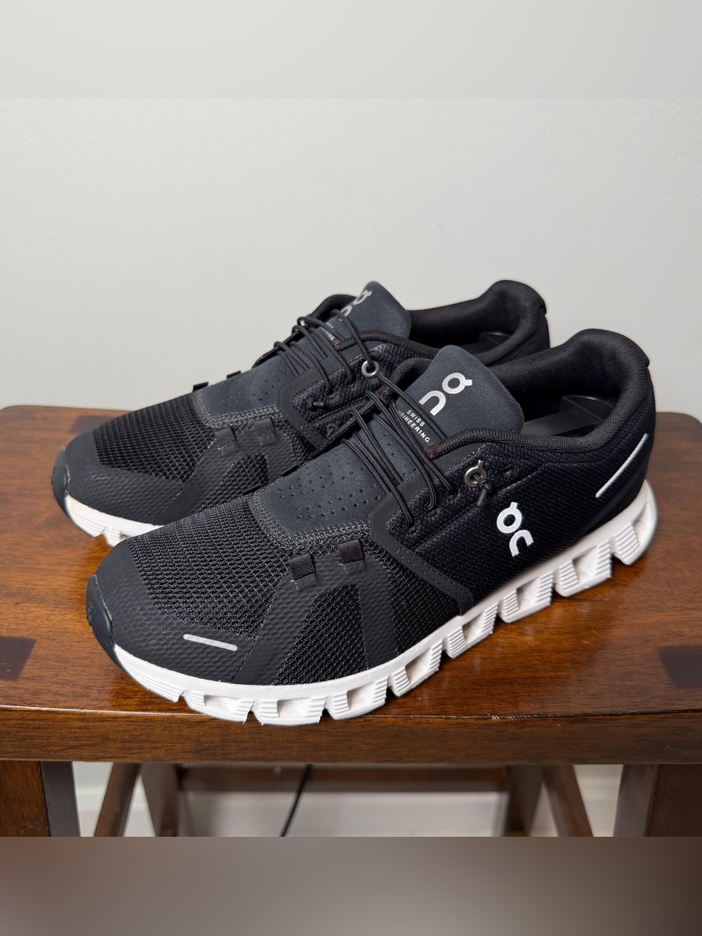 On Running Cloud 5 Women’s Size 9 Black White 59.98904 CloudTec Running Shoes